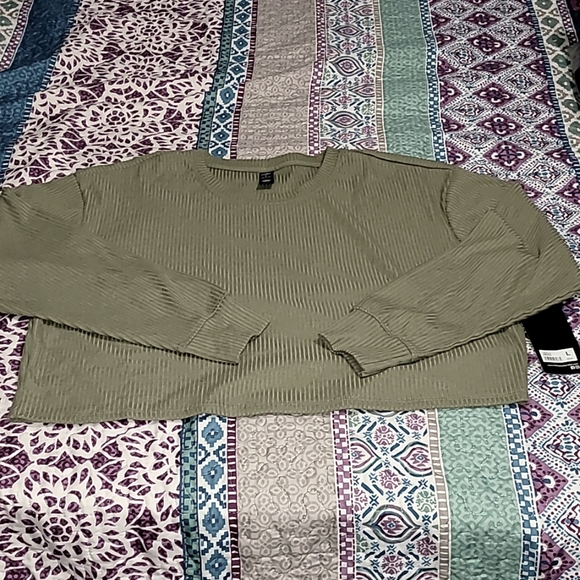 90-degree long sleeve crop top - Picture 1 of 4